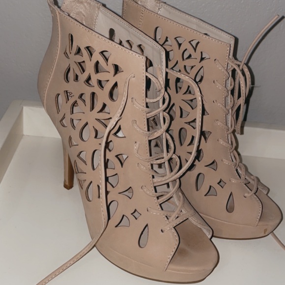 Design Heels - Picture 2 of 4